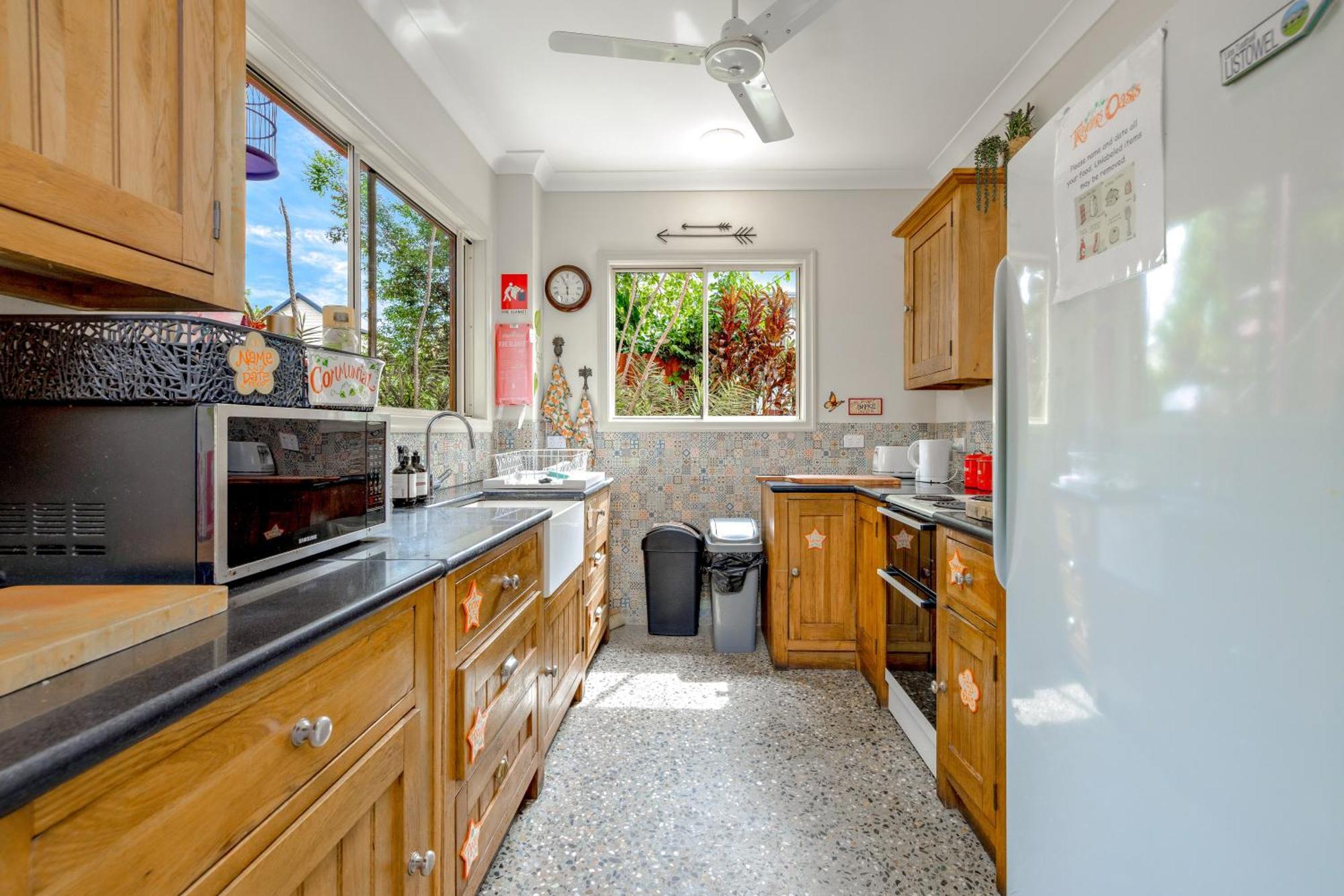 Travellers Oasis Hostel Cairns Luaran gambar A typical galley kitchen