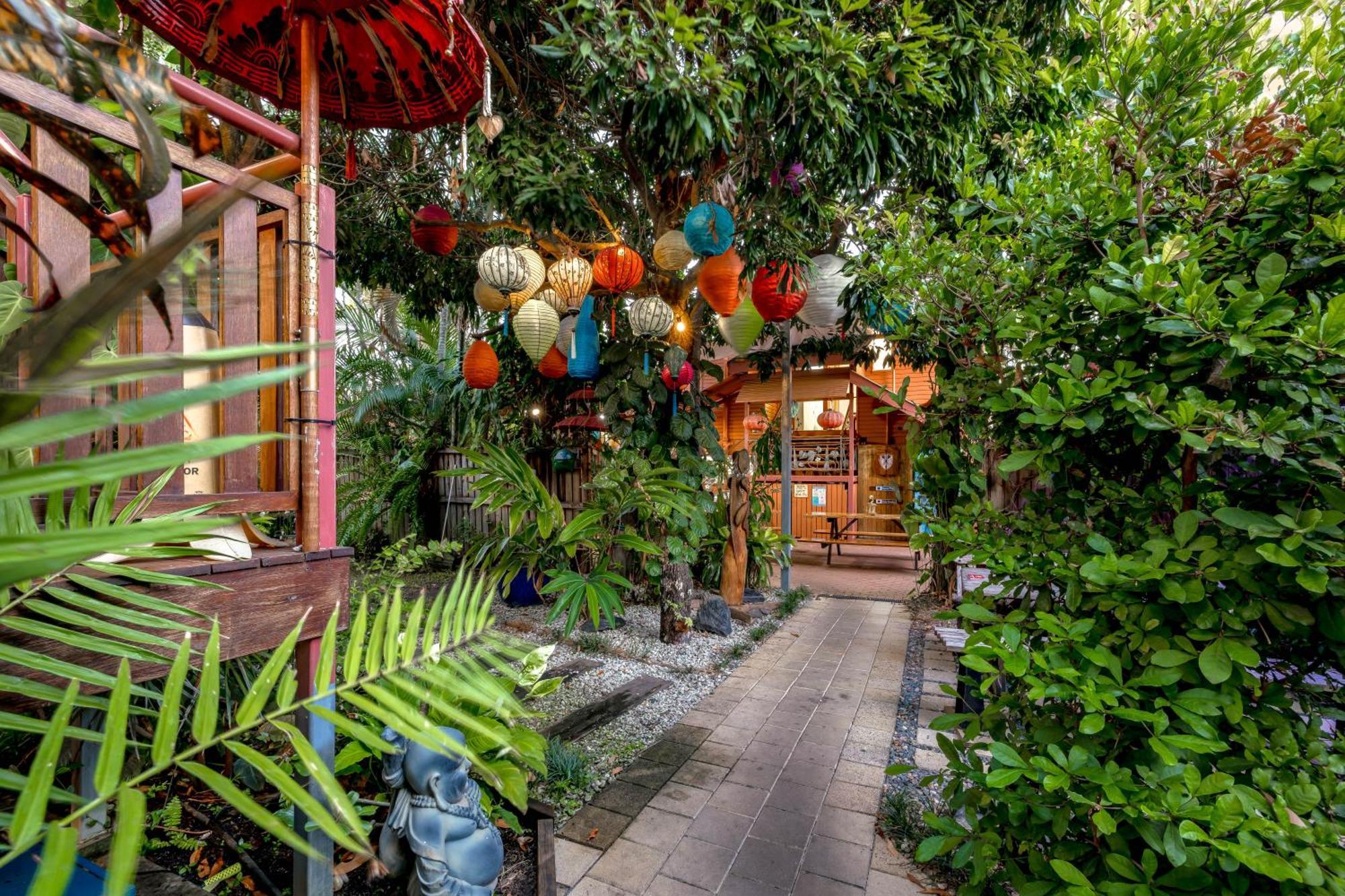 Travellers Oasis Hostel Cairns Luaran gambar Entrance to the restaurant