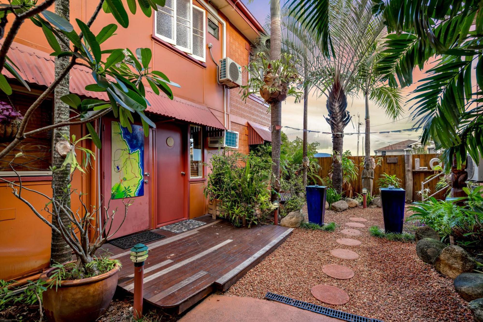 Travellers Oasis Hostel Cairns Luaran gambar The courtyard of the house