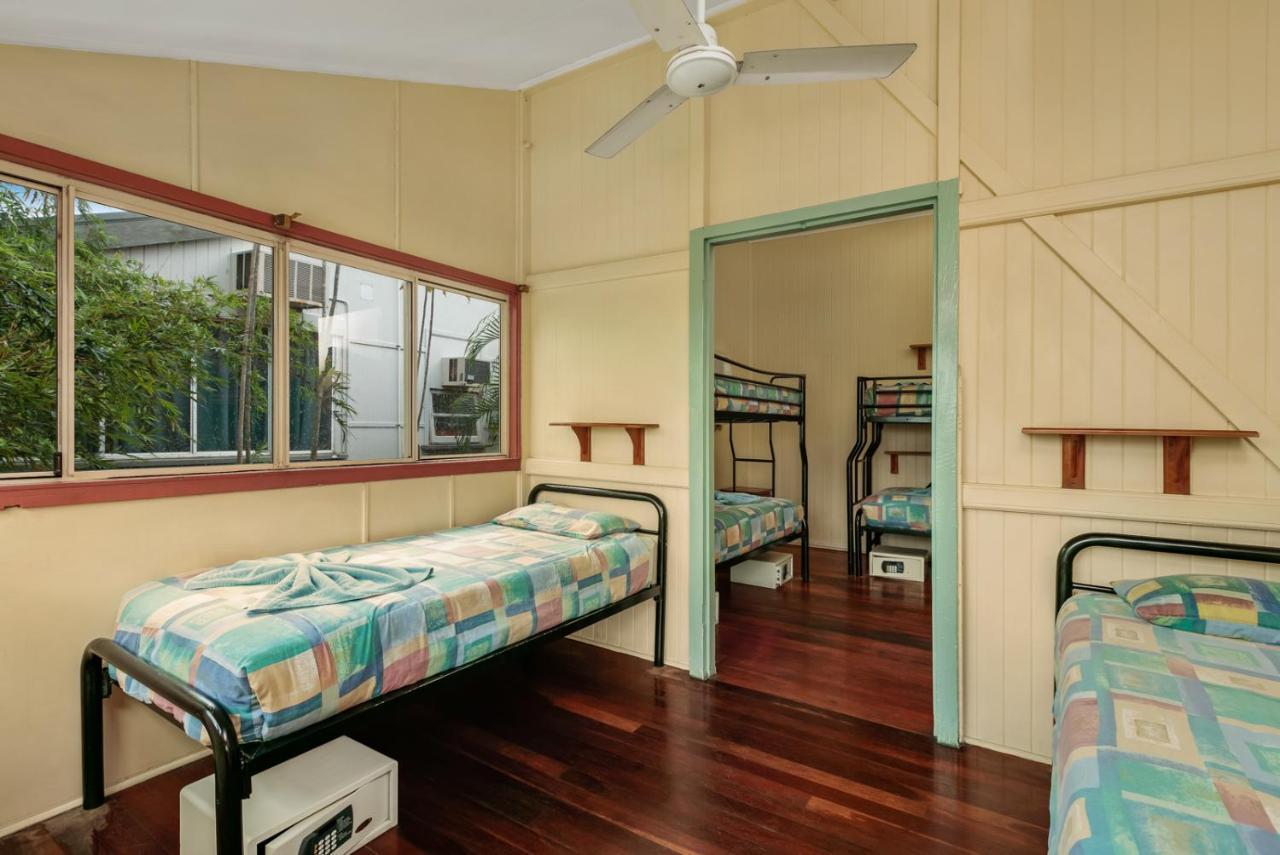 Travellers Oasis Hostel Cairns Luaran gambar A typical room at a backpacker hostel in Cairns, Australia